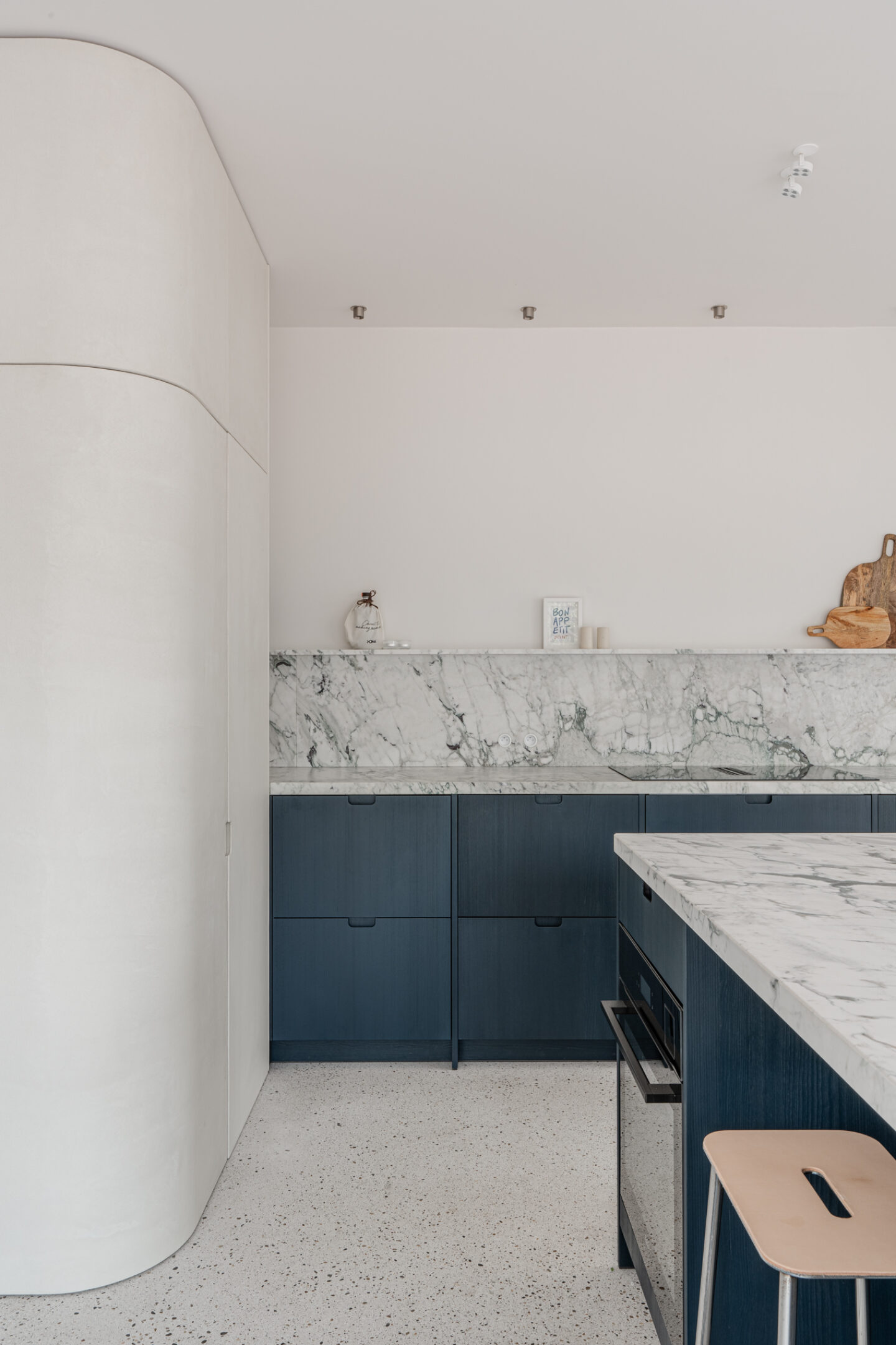 Pilar Shoots Showroom Knokke LR 7
